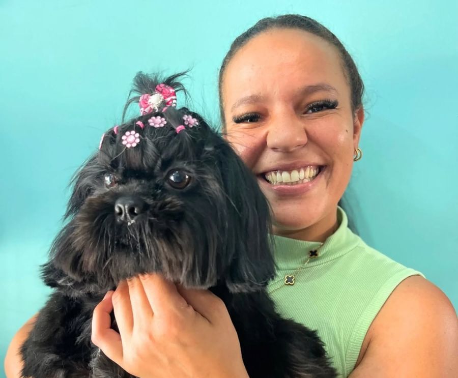 Dra. Karem Paula, médica veterinária da Aussie Pet Care, com um cão
